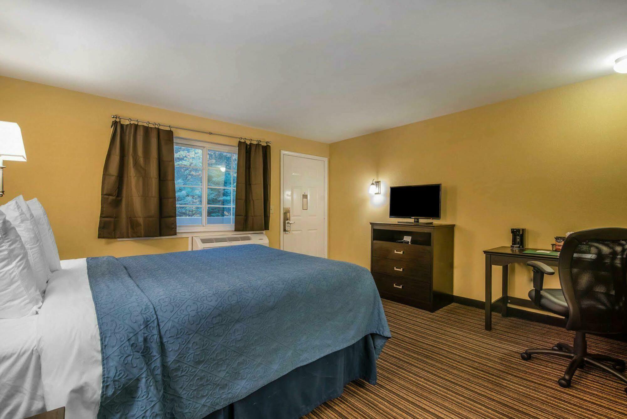 Align Inn Vermont Quechee Bagian luar foto